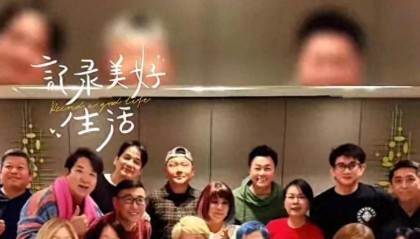 彩票开奖直播-55岁吴奇隆参加同学聚会，头发乌黑茂密头大了一圈
